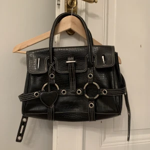 Cool väska - Häftig väska i fejkläder köpt second hand, bra för 13 tumms dator eller bara ha alla sina vardagsgrejor💕 cool funktion att man kan ta av ”locket” om man vill ha helt öppen väska