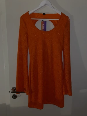 Klänning - En perfekt sommarklänning med öppen rygg! Köpt på shein men aldrig kommit till användning! Storleken är i L men eftersom jag har storlek S så passar den S-M🌸säljer den för 70kr+frakt 🥰