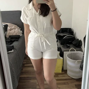 One Piece vit  - En supersöt vit onepiece perfket nu till sommaren. Nytt skick använt endast ett fåtal gånger💕💕💕