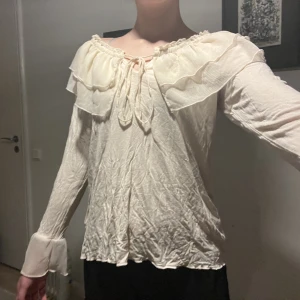 Super söt långärmad volang tröja - Super fin långärmad tröja med volang💗säljer då den är lite för liten💕fler bilder om önskas💗ny pris 399kr💕