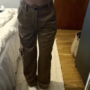 Ljusbruna byxor - Fina ljusbruna byxor i bra skick då de knappt är använda, strl 36/small.🥰
