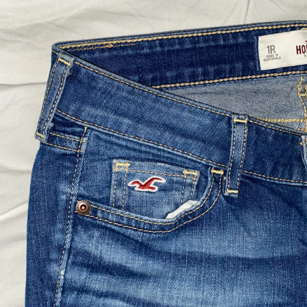 Lowwaist jeans från holliester!! Superbra skick förutom att lappen är sönder😍😫 gratis frakt så passa på!. Jeans & Byxor.
