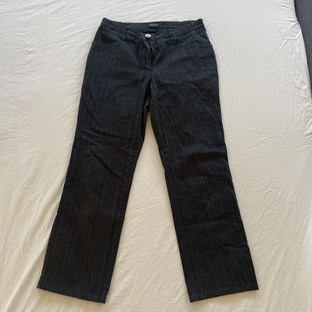 Snygga svarta kostymaktiga byxor. Har som svart randig mönster. Lite stretchiga👺 Midjemått: 74 cm Längde: 92 cm Innerbensmått: 70 cm. Jeans & Byxor.