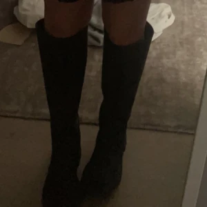 Zara boots - Jättefina populära boots från Zara! Använda en gång. Strl 40 men små i strl, passar mig som vanligtvis har 39. 