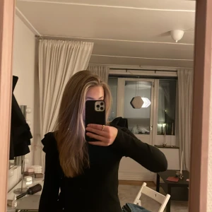 Svart volangtröja från Zara - Säljer denna super söta volangtröja från Zara då den inte kommer till andvändning längre. Är använd men i bra skick fortfarande, säljs ej längre. Frakt tillkommer