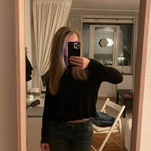 Tunn långärmad tröja från zara - Säljer denna fina tunna tröja för jag redan har 2 liknande. Är i jättebra skick och endast använd fåtal gånger. Superbra för sommaren då den är väldigt tun och luftig. Frakt tillkommer