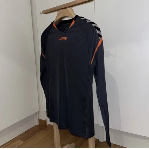 Tröja från Hummel - Grå/orange Tröja från Hummel   Storlek : XS Pris : 50,- 