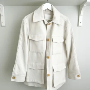 Vit skjortjacka - Köpt i höstas, endast använd 2 gånger så i nyskick! Supersnygg i vår 💐