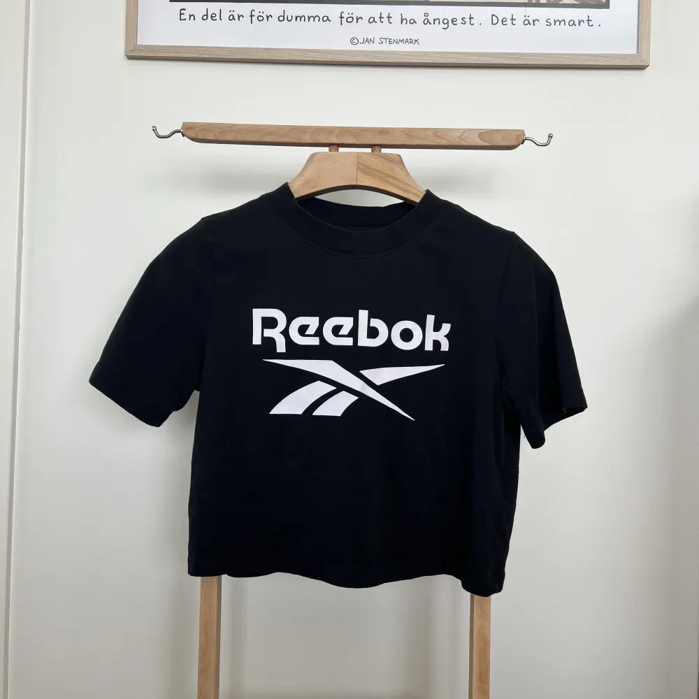 Reebok Identity T-Shirt Cropped  Storlek : SMALL  100,- . Toppar.