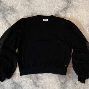 Säljer denna svarta sweatshirten med puffärmar från Kappahl. Storlek 146-152. Säljer för 50kr
