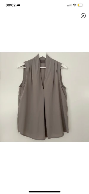 Blus S - Snygg blus i storlek S från VeroModa. Använd men i mycket gott skick! Färgen är grå/mullvad, något ljusare än första bilden.✨