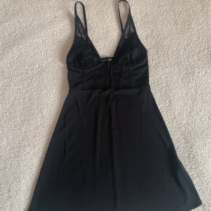 ZARA MINI BLACK DRESS - Svart miniklänning från ZARA med snygg spets, nattlinne-inspirerad med fint fall. Endast provad så i nyskick, inga anmärkningar.