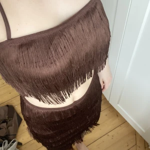 Brunt set  - Brut set med fransar från Hanna schönberg x NAKD. Kjolen är asymmetrisk. Aldrig använt enbart provat. Ingen fraktkostnad.