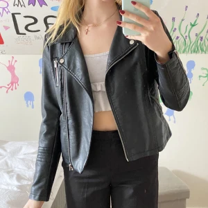 Läderjacka från Vero Moda - Kort läderjacka från Vero Moda Endast använd fåtal tillfällen  Pris går att diskutera