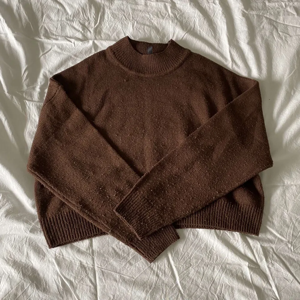 Väldigt fin stickad brun tröja. Nykick används Max 4-6ggr. Stickat.