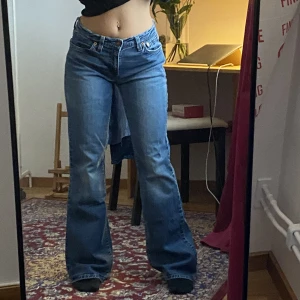 Fina levis Jeans🎭 - Jätte fina, sitter super snyggt. Slitningar längst ned😁 Köparen står för frakt, fraktar endast! Innerbenslängden 77cm midjemått 34cm