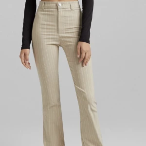 Utsvängda byxor - Kritstrecksrandiga utsvängda byxor. Jättesköna, känns som mjukisbyxor/tights.   Nypris: 359:- Mitt pris: 150:-