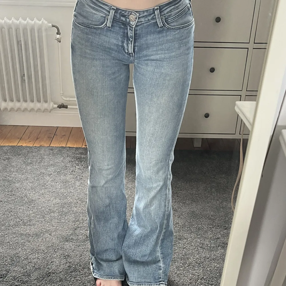 Lee jeans i modellen Chaffee. Dem är flare/ bootcut. Har tyvärr börjat spricka vid rumpan men går att sy ihop. Även lite slitna vid hälarna. Tror inte de finns att köpa längre, köpta runt 1000kr. Strl W27 L31. Jag är 163cm. Jeans & Byxor.