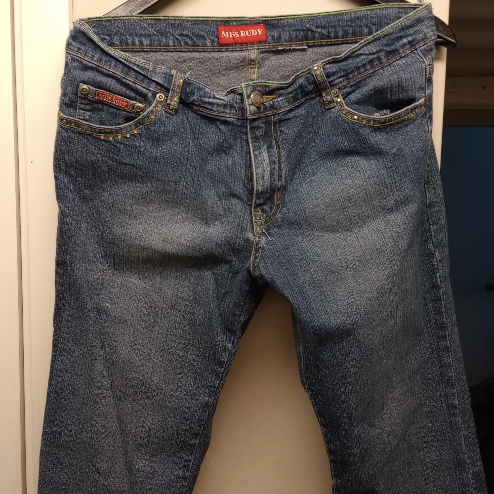 Tighta stretchiga low waist bootcut jeans med strass i brunorangea stenar, vissa har tappats annars fint skick! Perfekt 2000tals look!. Jeans & Byxor.