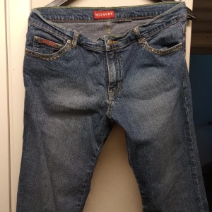 Y2k jeans Replay strass - Tighta stretchiga low waist bootcut jeans med strass i brunorangea stenar, vissa har tappats annars fint skick! Perfekt 2000tals look!