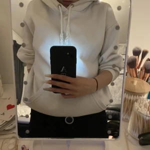 Sminkspegel - Säljer denna sminkspegel då jag har köpt en ny. Den är väldigt bra och den har 3 ljusstyrkor. På den andra bilden är den minska ljusstyrkan och sen sista är den högsta. Den är jätte bra och lyser väldigt bra. Priset går och diskuteras😊