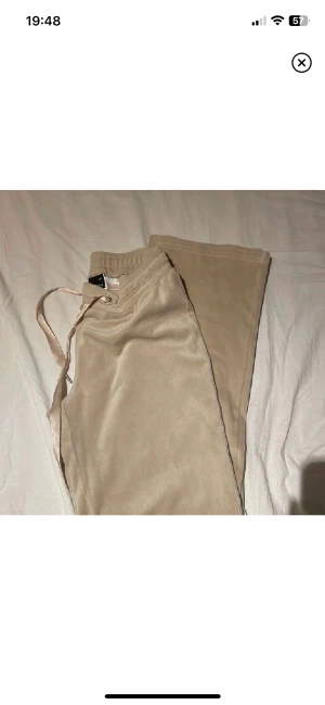 Mjukis byxor - Säljer dessa mjukis byxorna från gina. Snöret har tyvärr åkt av och får inte i det igen där av det billiga priset💕