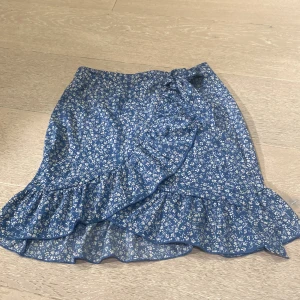 Gullig blå kjol - Supergullig blå volang kjol. Ej använd storlek xs. 