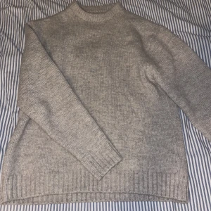 Grå stickad tröja - Väldigt bra skick nästintill oanvänd, skön till alla outfits. Skriv i dm för mer info (perfekt till vår)