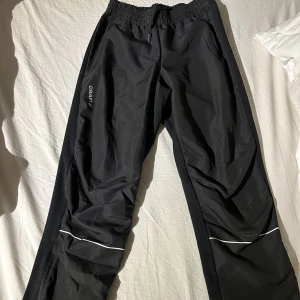 Träningsbyxor  - Träningsbyxor i storlek S. För små för mig tyvärr, därför knappt använda. Bra kvalitet och bra märke!
