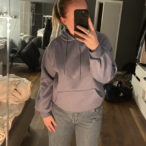 Blå hoodie - Blå hoodie i storlek L som sitter fint. 