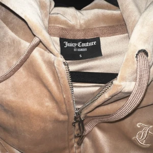 Juicy Couture kofta 🎀 - Säljer min fina beige/rosa tröja som inte kommer till användning 🎀 Använd en gång så är i nyskick 💗Nypris 1200:-