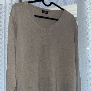 Grå tröja  - Säljer en grå tröja från isolde. Är i jättebra skick den är i M men jag som har S tycker den sitter som en smäck.❤️ skriv till mig om mer frågor, bilder osv❤️