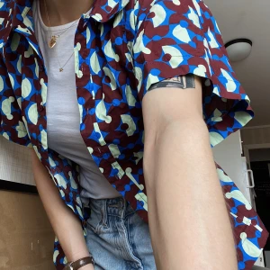 Kortärmad skjorta - Kortärmad skjorta från Gina tricot, använt Max 2 gånger så den är i nyskick! Storlek xs men passar mig bra som har S+