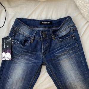 Säljer dessa helt nya lågmidjade jeans ifrån Monday som är Raka i modellen. Strl 34/36💗 Midjemått 35cm rakt över💗 Innerbenslängden är 85cm💗 