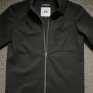 J.Lindeberg overshirt -  Säljer min riktigt snygga overshirt från J.Lindeberg i storlek s. Passar även M. 