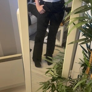 Straight jeans  - Nu säljer jag mina favvo jeans ifrån zara som jag använt u somras men nu är dem för stora , dem är straight och mid Rise, köpta för 359kr och säljer för 100kr, tveka inte på att höra av dig om du har några frågor 💞💞