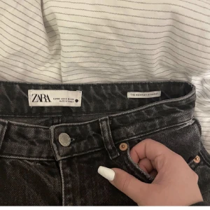 Zara mid waist jeans - De här jeansen är jätte fina men jag tyckte inte storleken passade mig så bra, så jag e ute efter strl 32 i ljus blå eller svart i samma modell, så hör av om någon har. (Lånade bilder) kom privat om du vill ha fler. De är i jätte fint skick