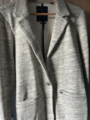 Snygg Superdry kavaj i college i strl.44 - Säljer min kavaj då jag inte använder den och den är använd endast ett fåtal gånger så den är i nyskick 