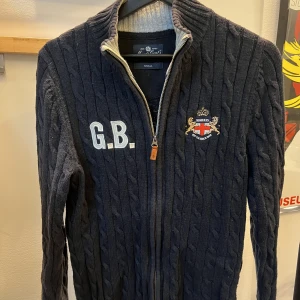 Stickad ziptröja Morris - Svart ziptröja från Morris Stockholm i storlek Small