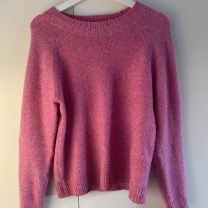 Rosa tröja  - Säljer den här tröjan i fint skick från veromoda då den ej kommer till användning☺️ Skriv för fler frågor.
