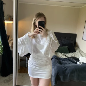 studentklänning - superfin vit satinklänning från na-kd i storlek 42 ⭐️ perfekt till studenten! aldrig använd, säljs pga jag hittade en annan studentklänning! nypris 749 kr