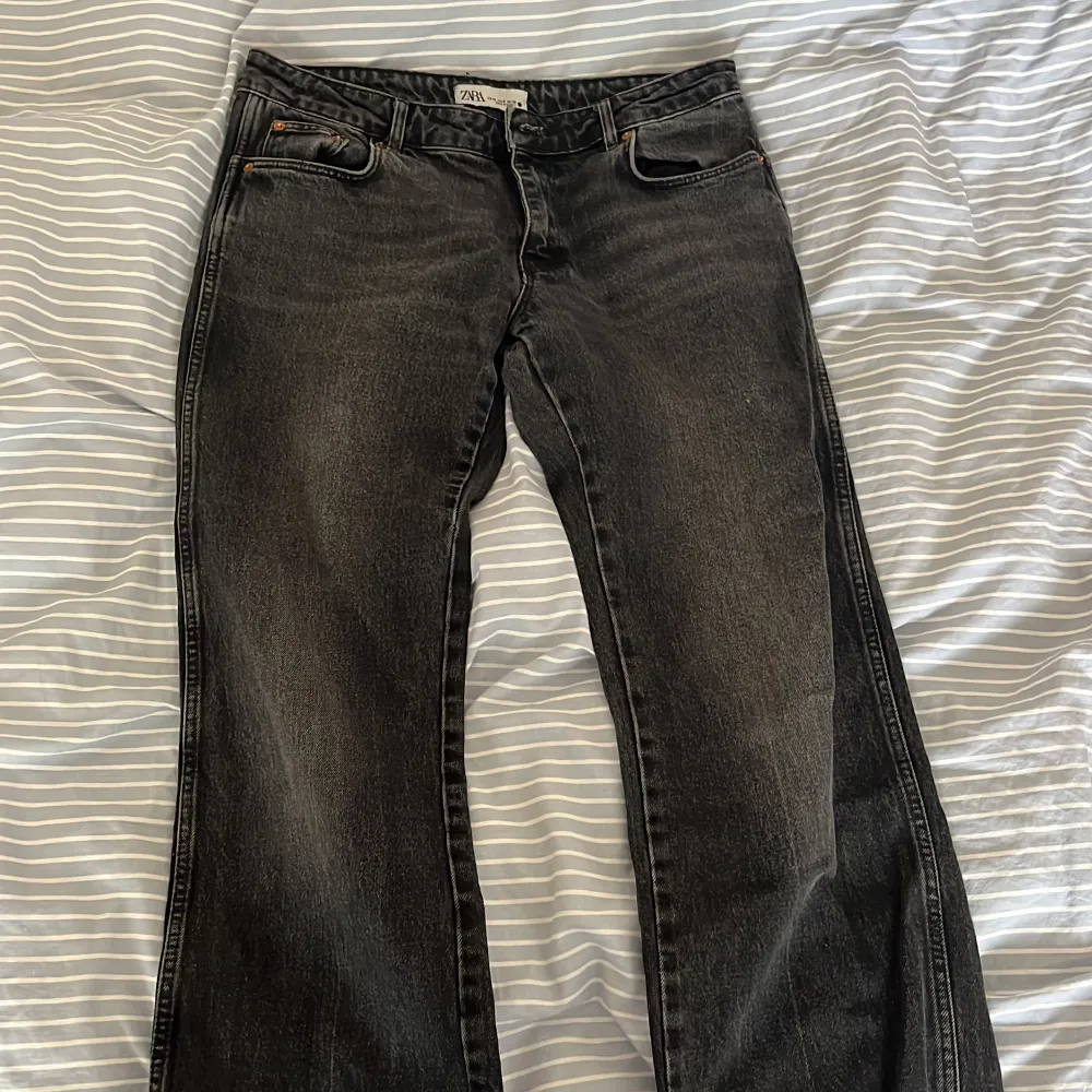 Trendiga gråa zara jeans, strlk 40 men sitter bra på mig som har strl 36 annars. Har klippt av en liten bit längst ner då de var för långa. Är 169 för referens❤️. Jeans & Byxor.