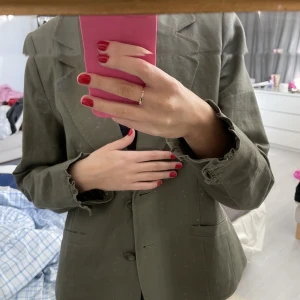 Vårjacka/kavaj - Så fin vår/tidig höstjacka!! I en jättehärlig grön färg, köpt secondhand men är från hm men finns inte kvar! Storlek 44 men sitter snyggt på mig som är stl S! Lite vaddering i axlarna men på ett smickrande sätt!!