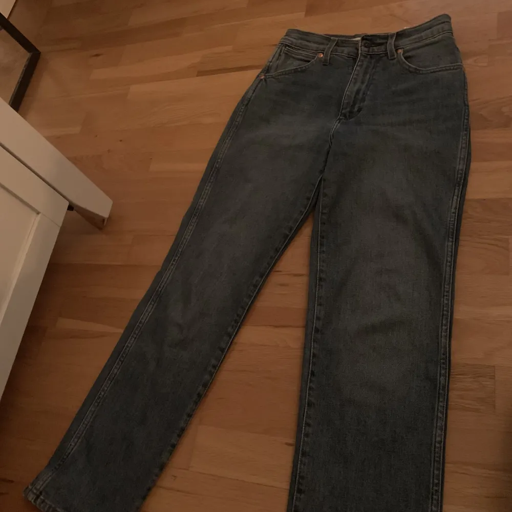 Mörkblåa jeans de ser ut som gråa på bilden 💙W25 L32, vill säga att de passar mig i längden som är mer än 150cm! Köpta för 150kr. Jeans & Byxor.