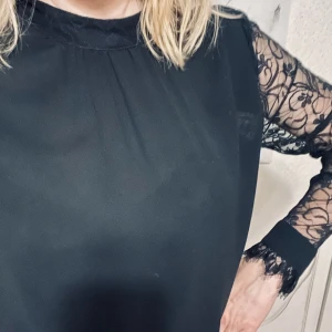 Blus med spetsiga armar St. L - Säljer fin blus med fina detaljer  Använd med kärlek  Säljer i befintlig skick 