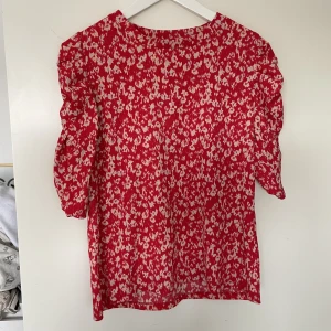 Röd blommig Topp  - En fin röd blommig topp från Lindex. Mycket bra skick. 