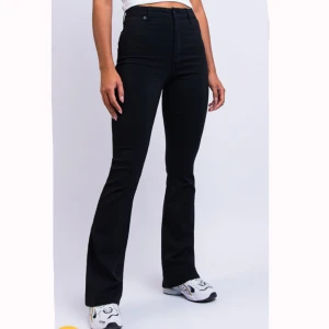 Madlady Peyton Black bootcut - Superfina bootcut byxor från madlady. Sitter helt perfekt, jättesköna! Använda kanske 3-4 gånger, som nya i skick.  Säljer då jag tyckte de var lite väl stretchiga i materialet för min smak. Strl 34, regular längd.