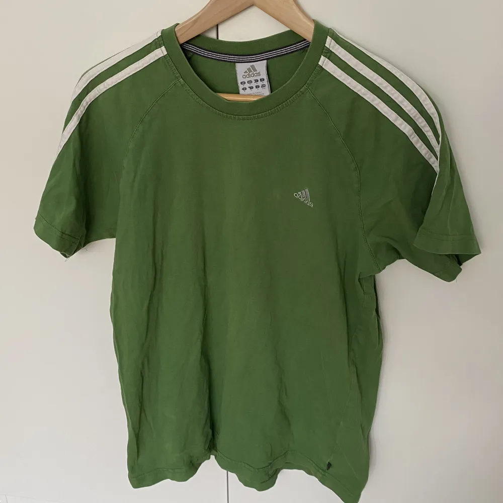 Bästa Adidas-tishan! Har älskats av mig men är i behov en ny ägare. Väldigt fint skick, strl M och passar allt från XS-M beroende på önskad passform.. T-shirts.