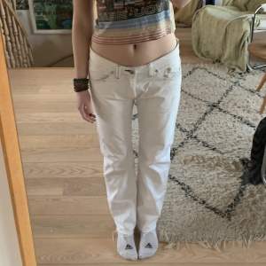 Vita lågmidjade jeans från märket Crocker ⭐️ Jag har sprättat upp nedre sömmen för att de skulle bli längre💕Midjemått: 88cm, Innerbenslängd: 78cm! Men man kan ju sy upp de igen!