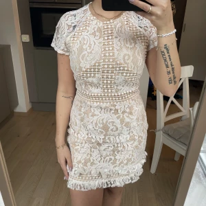 Vit och beige Klänning strl 36 - Säljer min klänning jag hade på studenten som är i strl 36🥰